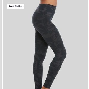 Spanx black/grey camo size Medium seamless leggings